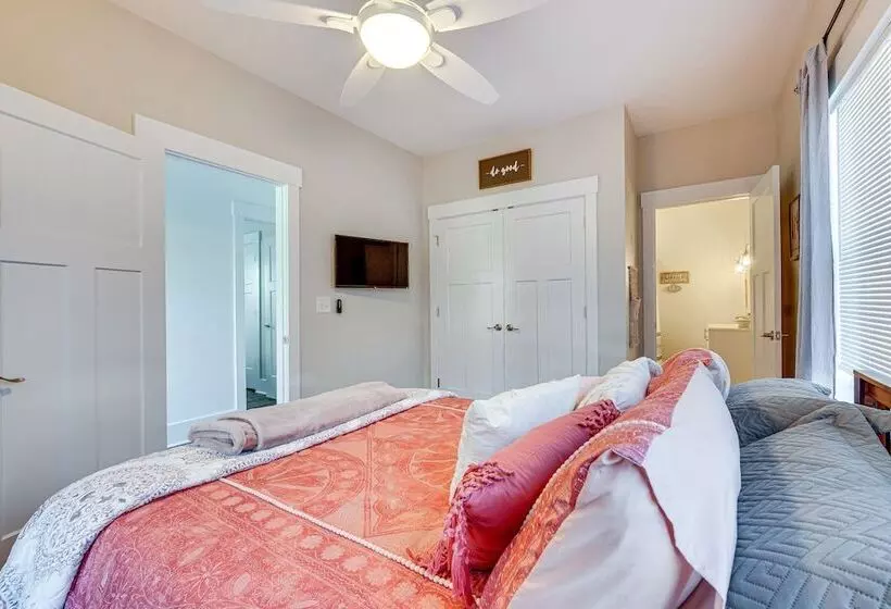 Lakefront New London Retreat W/ Dock & Hot Tub!