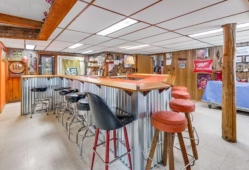 Lakefront Suring Home W/ Pool Table + Views!