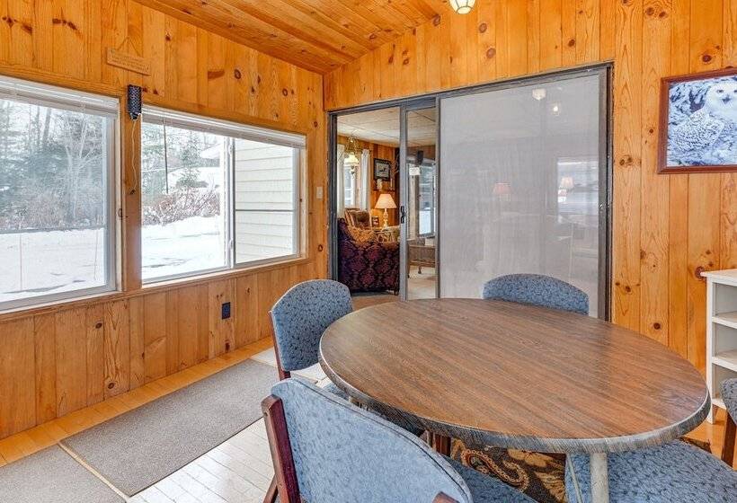 Lakefront Suring Home W/ Pool Table + Views!