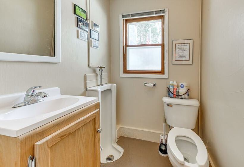 Lakefront Suring Home W/ Pool Table + Views!