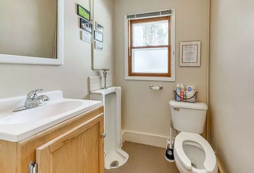 Lakefront Suring Home W/ Pool Table + Views!