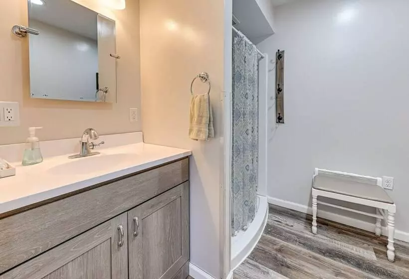 Lakefront Suring Home W/ Pool Table + Views!