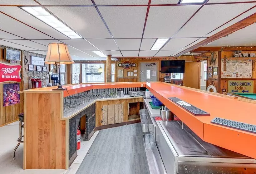 Lakefront Suring Home W/ Pool Table + Views!