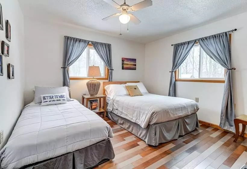 Lakefront Suring Home W/ Pool Table + Views!