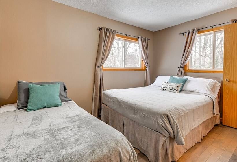 Lakefront Suring Home W/ Pool Table + Views!