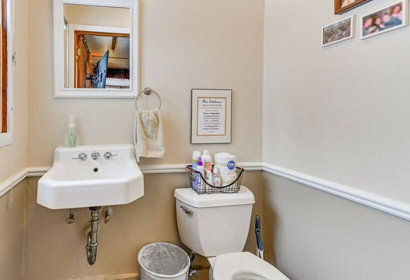 Lakefront Suring Home W/ Pool Table + Views!