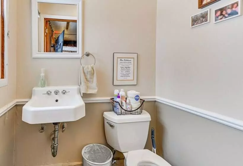 Lakefront Suring Home W/ Pool Table + Views!