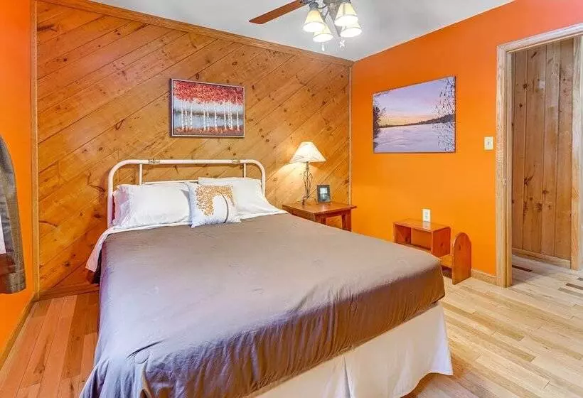 Lakefront Suring Home W/ Pool Table + Views!