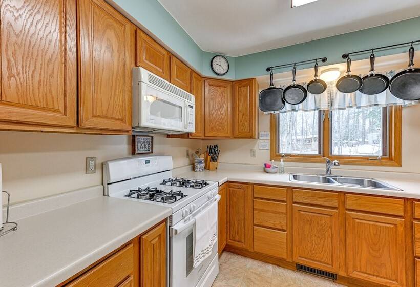 Lakefront Suring Home W/ Pool Table + Views!