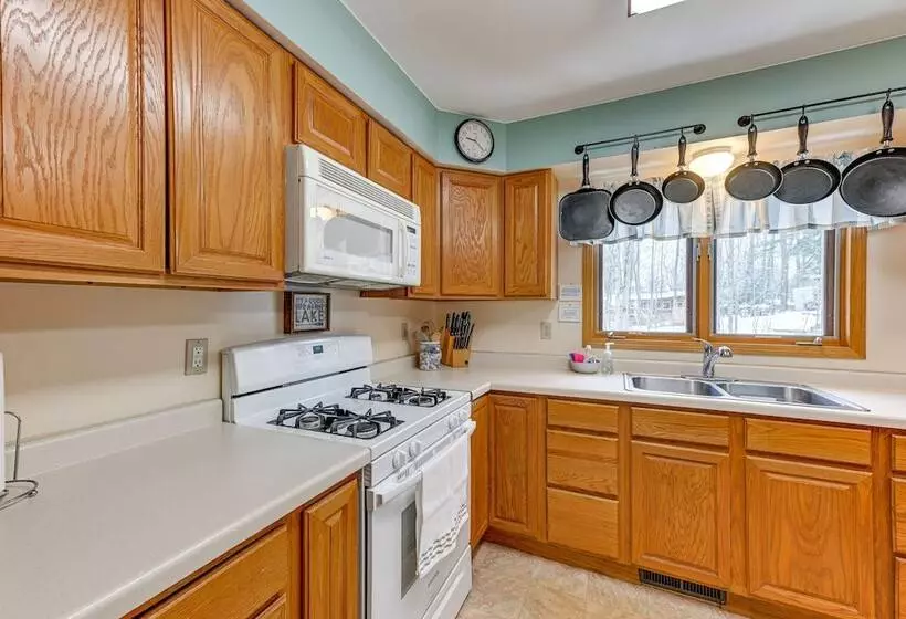 Lakefront Suring Home W/ Pool Table + Views!