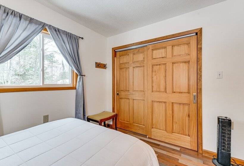 Lakefront Suring Home W/ Pool Table + Views!