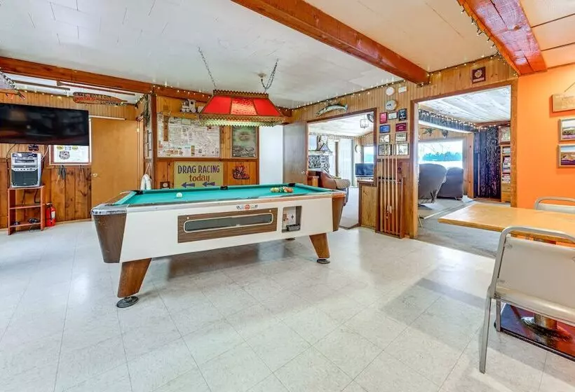 Lakefront Suring Home W/ Pool Table + Views!