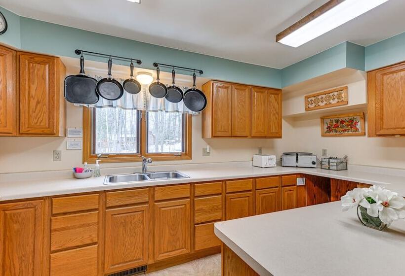 Lakefront Suring Home W/ Pool Table + Views!