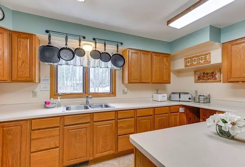 Lakefront Suring Home W/ Pool Table + Views!