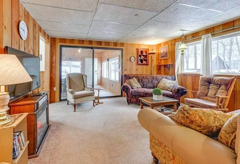 Lakefront Suring Home W/ Pool Table + Views!