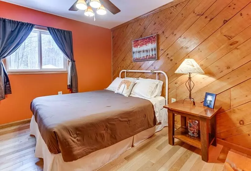 Lakefront Suring Home W/ Pool Table + Views!