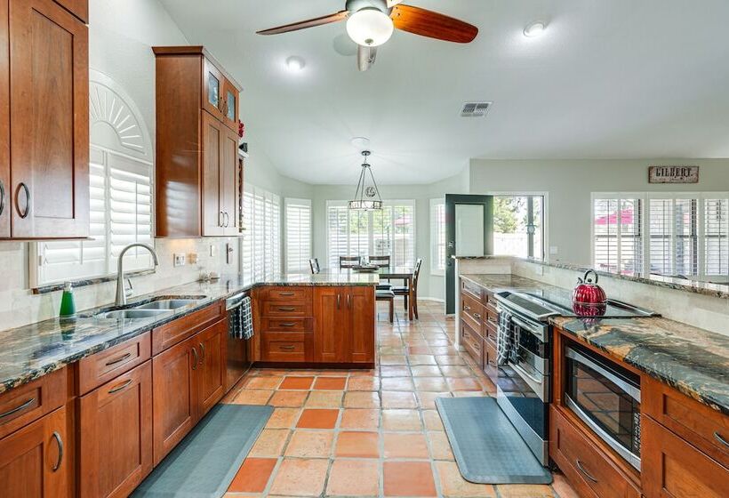 Lovely Gilbert Home W/ Heated Pool: 3 Mi To Dtwn!