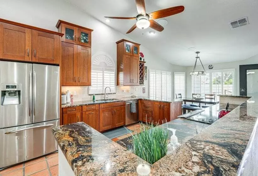 Lovely Gilbert Home W/ Heated Pool: 3 Mi To Dtwn!