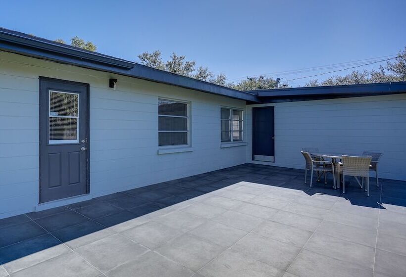 Mid Century Modern Lakeland Retreat W/ Smart Tv!