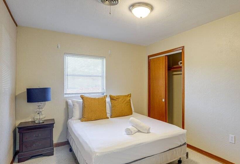 Mid Century Modern Lakeland Retreat W/ Smart Tv!