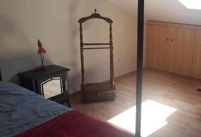 ペンション Room In Apartment   Double Room 2 In Albarraque, Sintra, Shared Bathroom