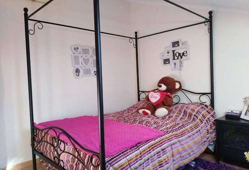 ペンション Room In Apartment   Double Room 2 In Albarraque, Sintra, Shared Bathroom