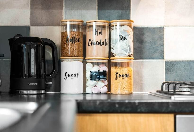 Rezydencja Comforts & Home Conveniences  Sleeps 8