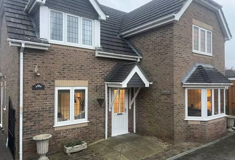 Residenssi Remarkable 3 Bed House In Netley Abbey Southampton