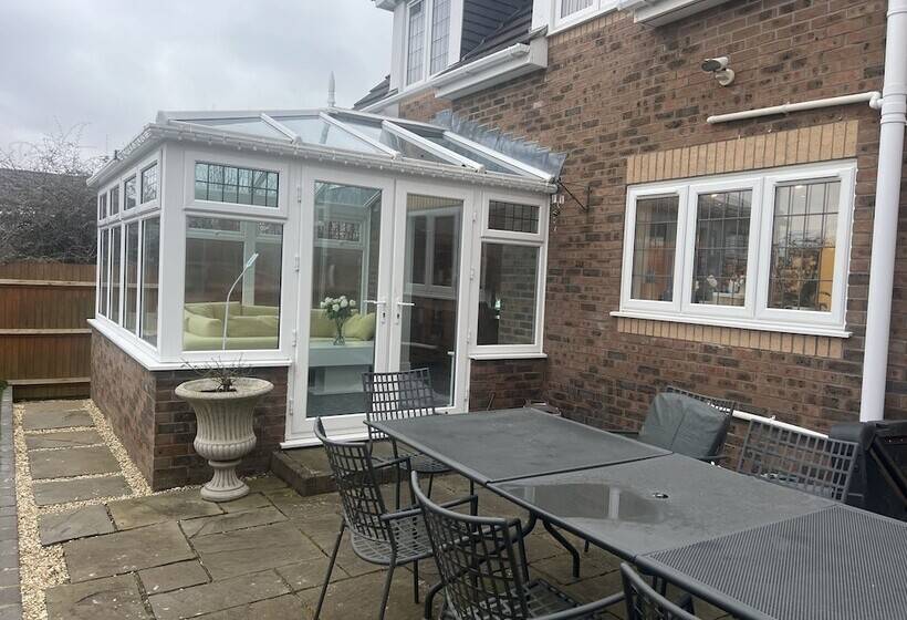 Резиденция Remarkable 3 Bed House In Netley Abbey Southampton