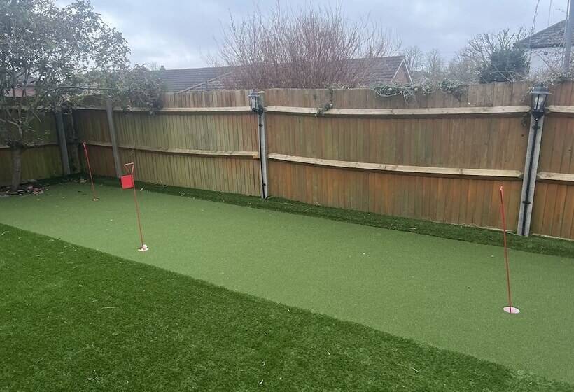 Резиденция Remarkable 3 Bed House In Netley Abbey Southampton