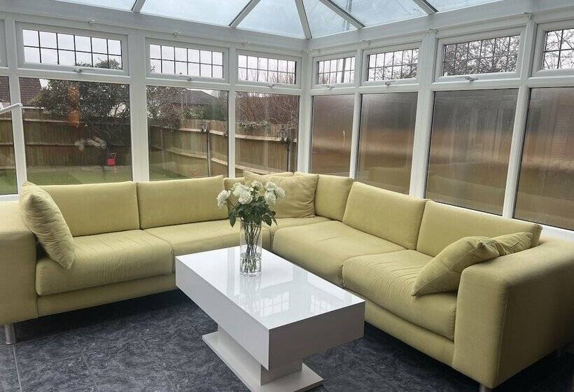 Резиденция Remarkable 3 Bed House In Netley Abbey Southampton