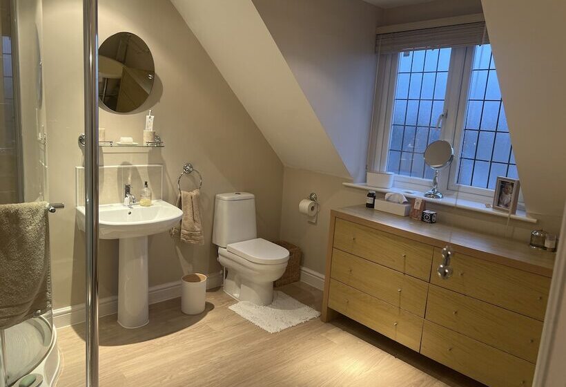 Резиденция Remarkable 3 Bed House In Netley Abbey Southampton