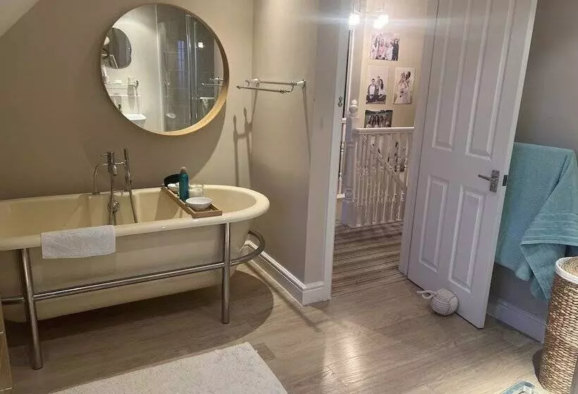 Residenssi Remarkable 3 Bed House In Netley Abbey Southampton