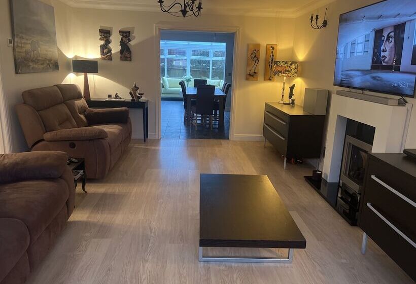 Резиденция Remarkable 3 Bed House In Netley Abbey Southampton