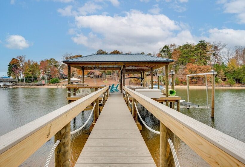 Cheerful Lake Wylie Home With Fire Pit!