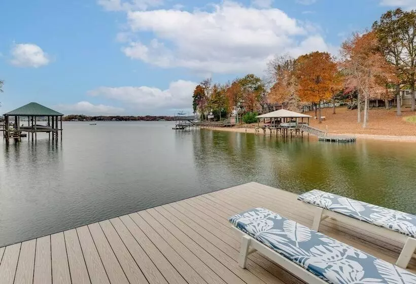 Cheerful Lake Wylie Home With Fire Pit!