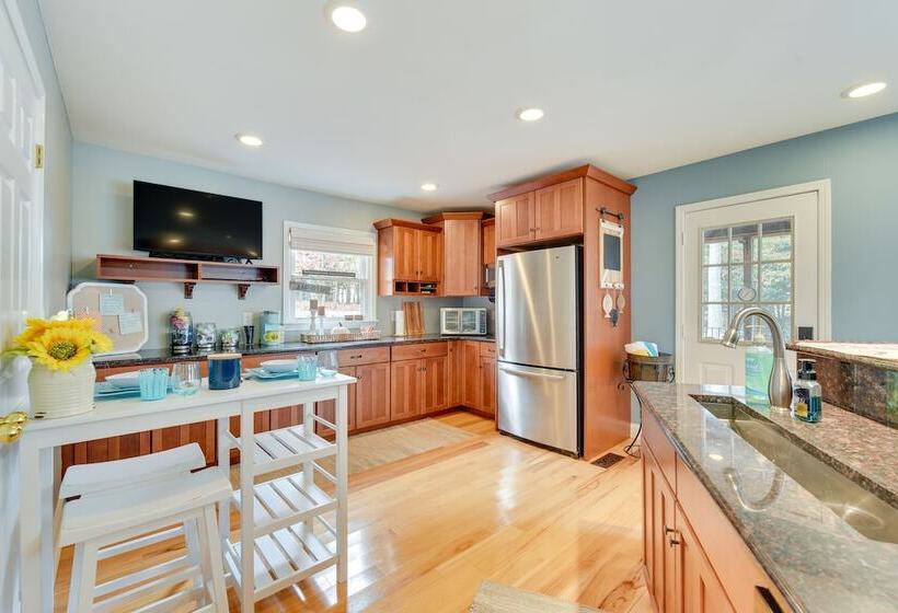 Cheerful Lake Wylie Home With Fire Pit!