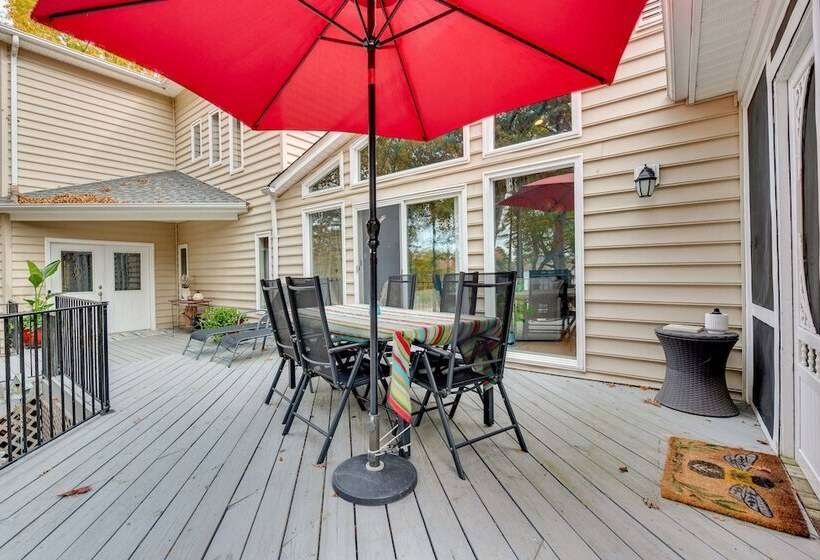 Cheerful Lake Wylie Home With Fire Pit!