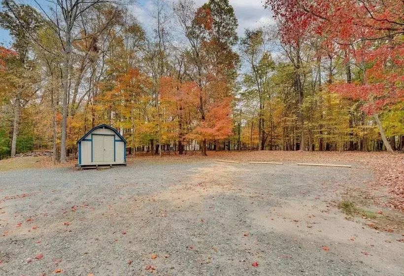 Cheerful Lake Wylie Home With Fire Pit!