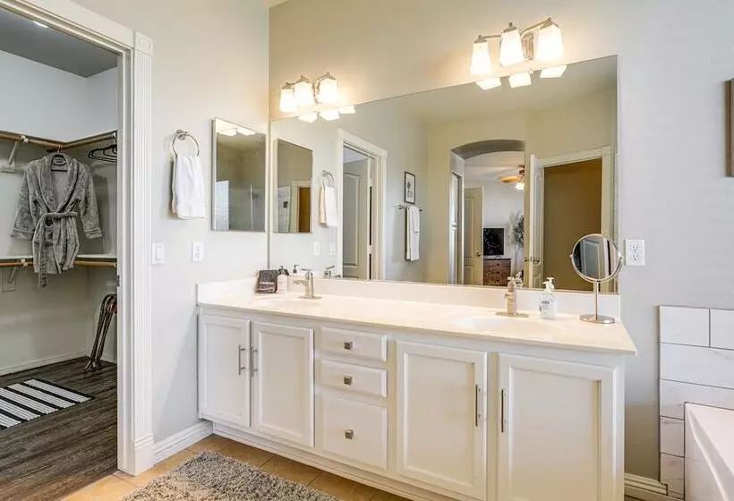 Goodyear Desert Oasis: Private Yard & Heated Pool!