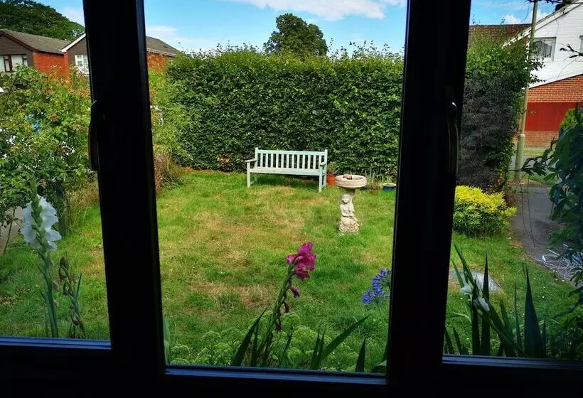 Hotelli Impeccable 1 Bed Lodge In Eastleigh