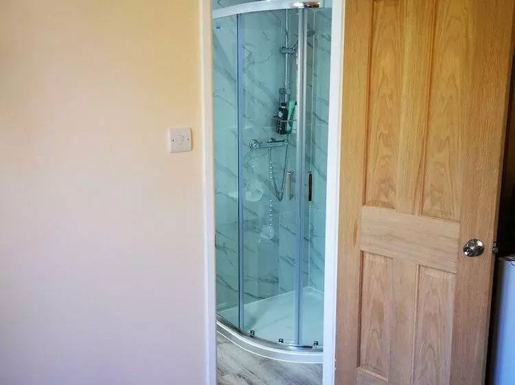 Hotelli Impeccable 1 Bed Lodge In Eastleigh