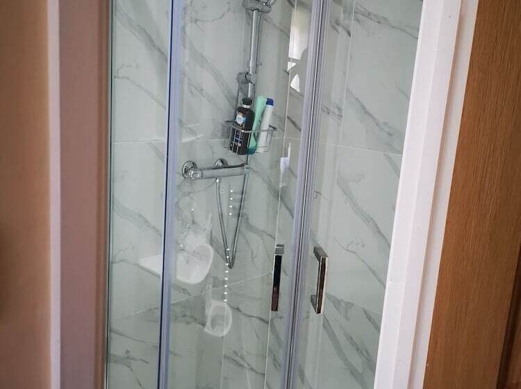 هتل Impeccable 1 Bed Lodge In Eastleigh