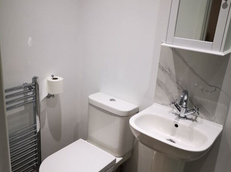 هتل Impeccable 1 Bed Lodge In Eastleigh