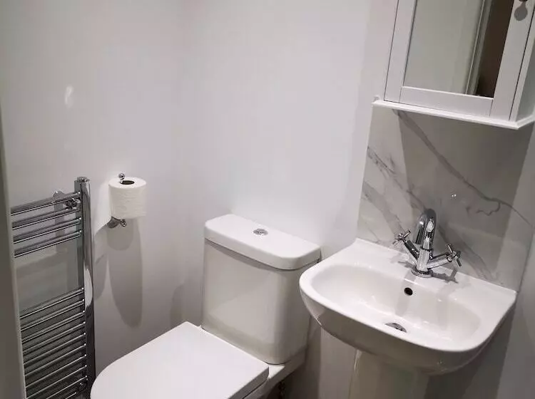 Hotelli Impeccable 1 Bed Lodge In Eastleigh