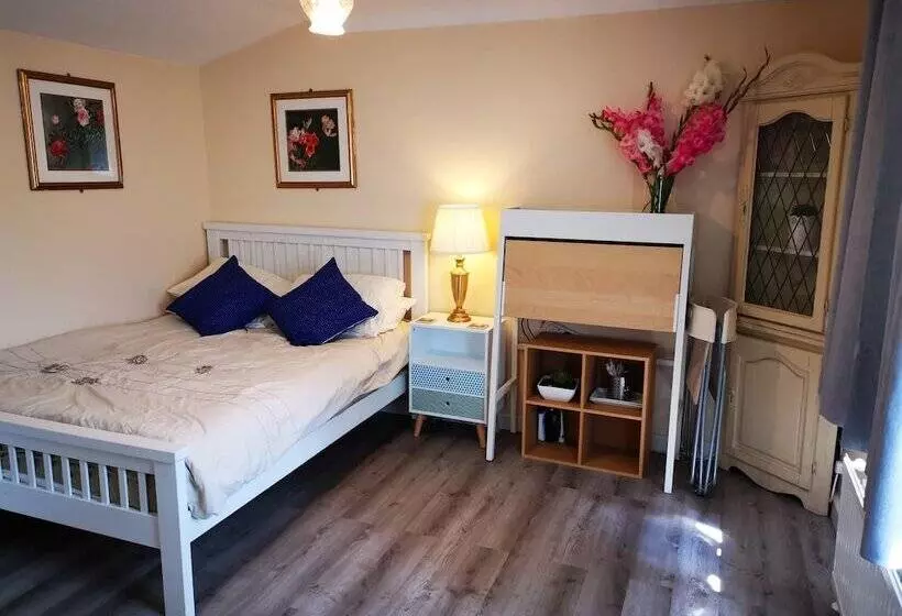 Hotelli Impeccable 1 Bed Lodge In Eastleigh