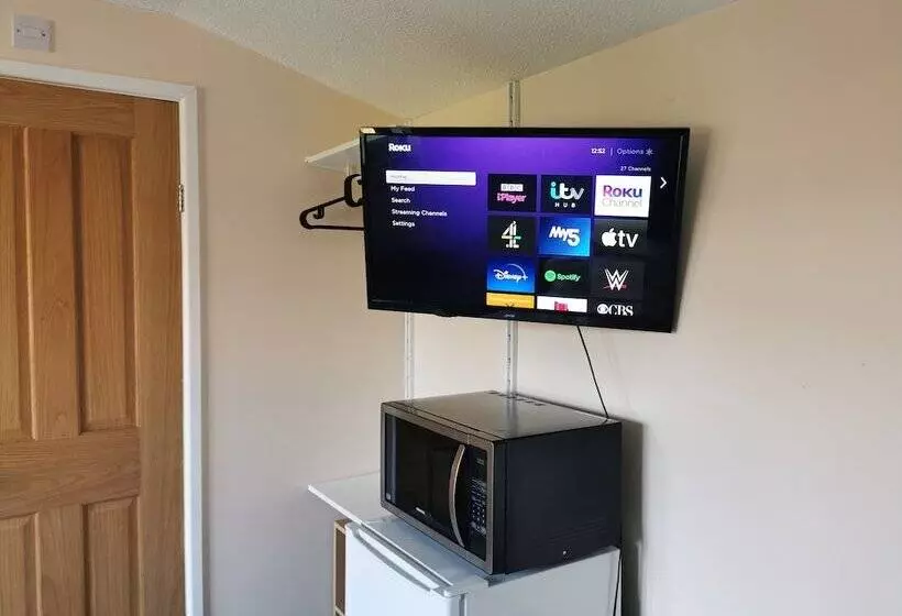 Hotelli Impeccable 1 Bed Lodge In Eastleigh