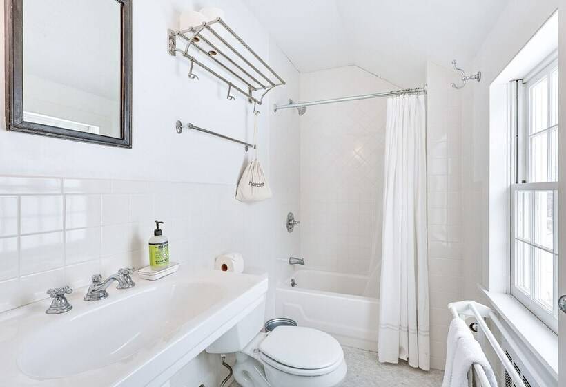 Litchfield County Historic Estate: 10 Acres + Pool