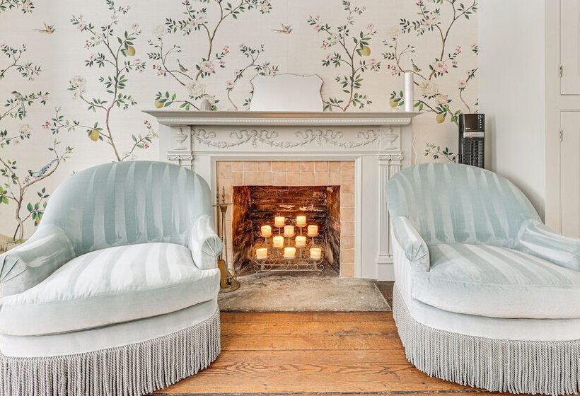 Litchfield County Historic Estate: 10 Acres + Pool