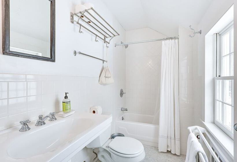 Litchfield County Historic Estate: 10 Acres + Pool